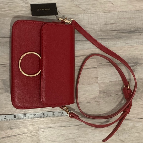 Red with gold hardware crossbody bag - Picture 4 of 5